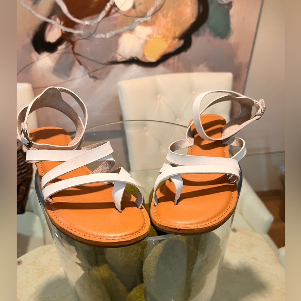 Women’s white sandal - size 10